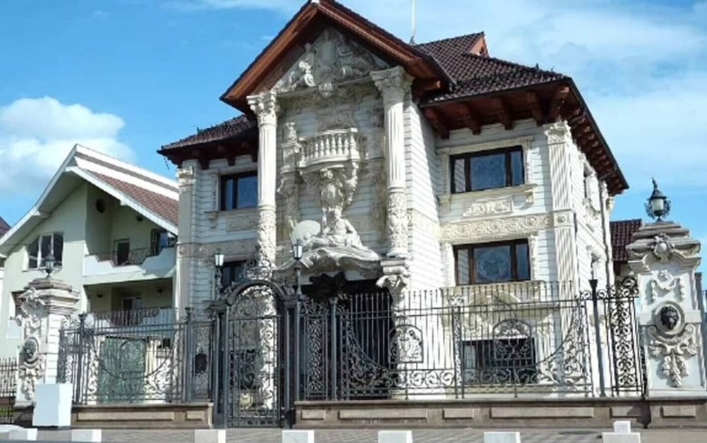 Au muncit din greu și au ridicat ditamai casele. Acum le-ar vinde dar nu au cui