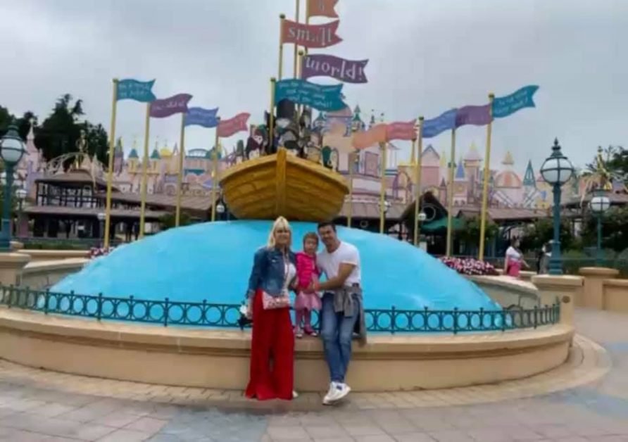 Elena Udrea se mandreste online ca și-a sărbătorit fetița la Disneyland Paris! Oare sunt multi parinti care din munca cinstita isi permit asta?