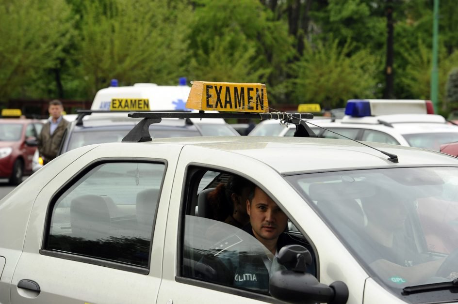 Un ieșean l-a luat la bătaie pe polițistul care tocmai l-a picat la examenul pentru permisul auto. Incredibil cine l-a salvat pe omul legii
