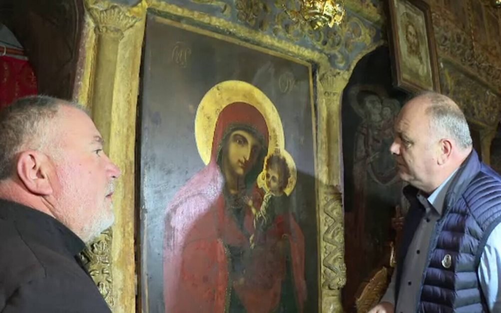 “Minune” într-o biserică din Gorj: o icoană a început să lăcrimeze. Au apărut în timpul unei slujbe picături pe care, inițial, localnicii nu le-au luat în seamă.