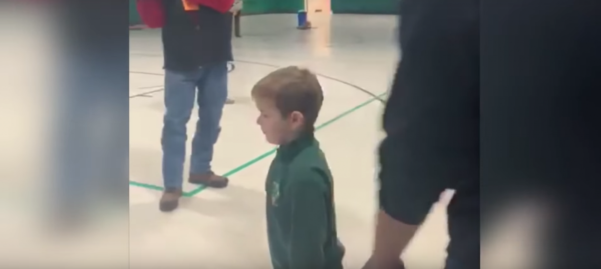 VIDEO. Momentul emoţionant când un copil revine la şcoală după 3 ani de luptă cu cancerul