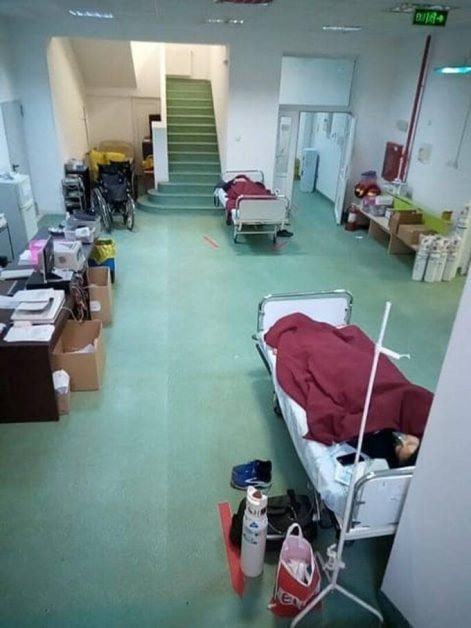 Imagini tulburătoare! Nu mai e loc la ATI. Pacienții sunt ținuți pe holuri la „Marius Nasta”
