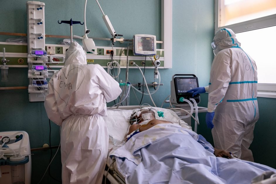 Imagini dramatice. Cu lacrimi în ochi, un pacient de la ATI  internată și ea cu , la alt spital.  “Mihaela, te iubesc!…”