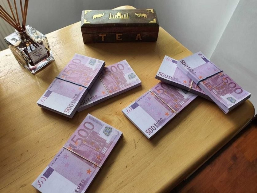 Cât costă pe OLX un pachet de 100 de bancnote false de 500 de euro