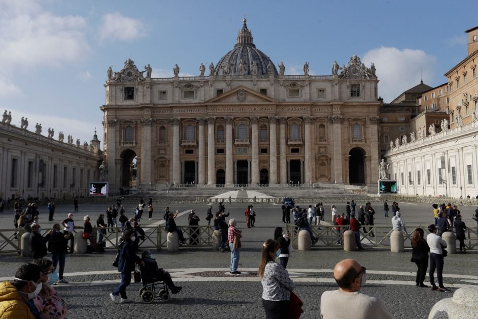Fostul ambasador al Vaticanului în SUA, arhiepiscopul Carlo Maria Viganò, cere o alianță mondială antiglobalistă: Suntem martorii unei lovituri de stat prin care o elită financiară și ideologică a reușit să preia controlul asupra unei părți a guvernelor naționale, a instituțiilor publice și private