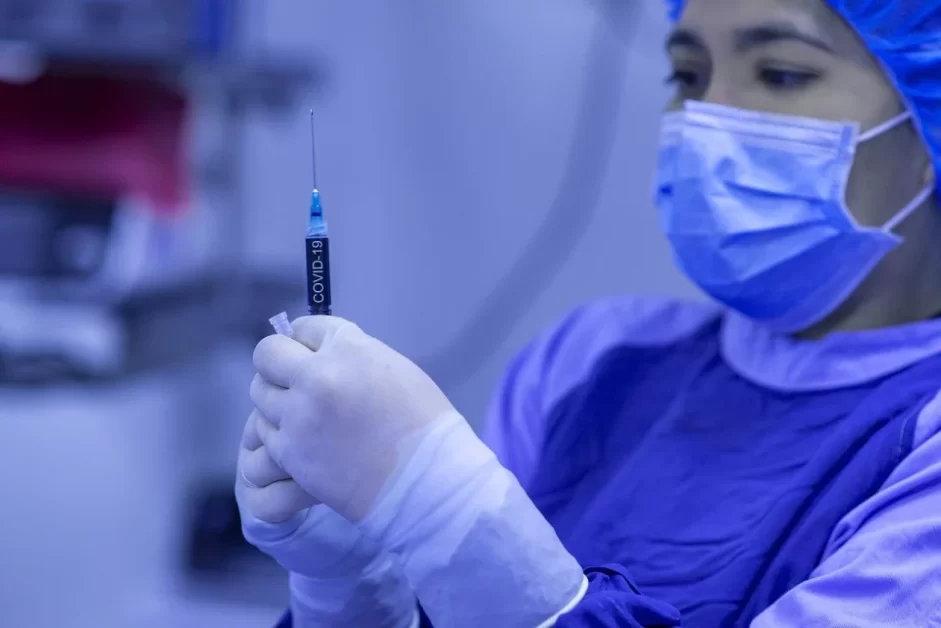Reputat medic infecționist. Vaccinul cu ARN mesager nu conține virus nici viu, nici mort, iar ARN mesager nu are nimic de-a face cu ADN-ul celulei umane.