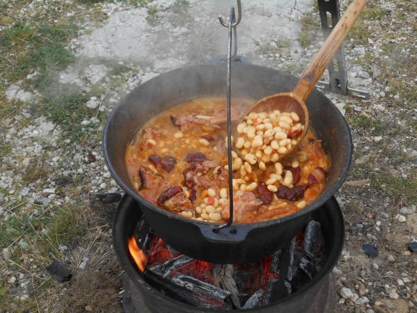 Fasole cu ciolan afumat rețetă traditională de la bunica