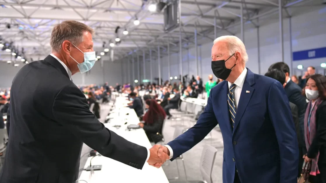 Klaus Iohannis s-a întâlnit astăzi cu președintele Americii, Joe Biden! Toți cei care au văzut fotografia au rămas surprinși. Cum s-au fotografiat cei doi, în plină pandemie!