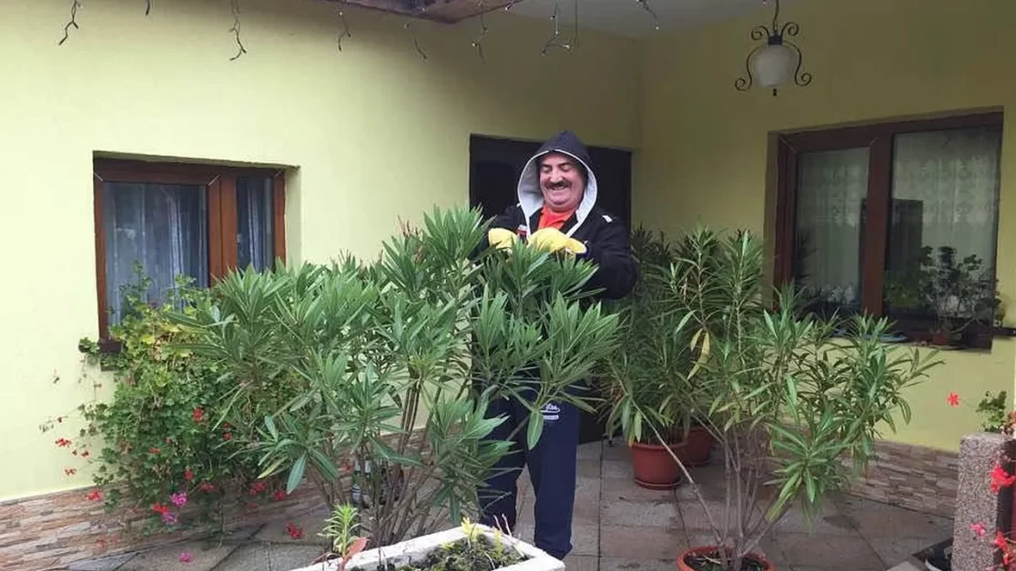 VIDEO! Imagini în premieră din casa lui Petrică Mîțu Stoian! Avea zeci de icoane! „Casa fără pisici este pustie! Mă sperie bătrânețea și mă rog să nu îmi ia Dumnezeu mințile!”
