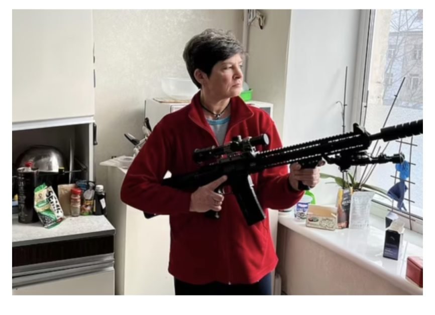 O mama din Ucraina ii asteapta pe rusi cu o pusca uriasa: „Aceasta este casa noastra. Vom lupta pentru ea. Daca se va trage, voi incepe si eu sa trag”