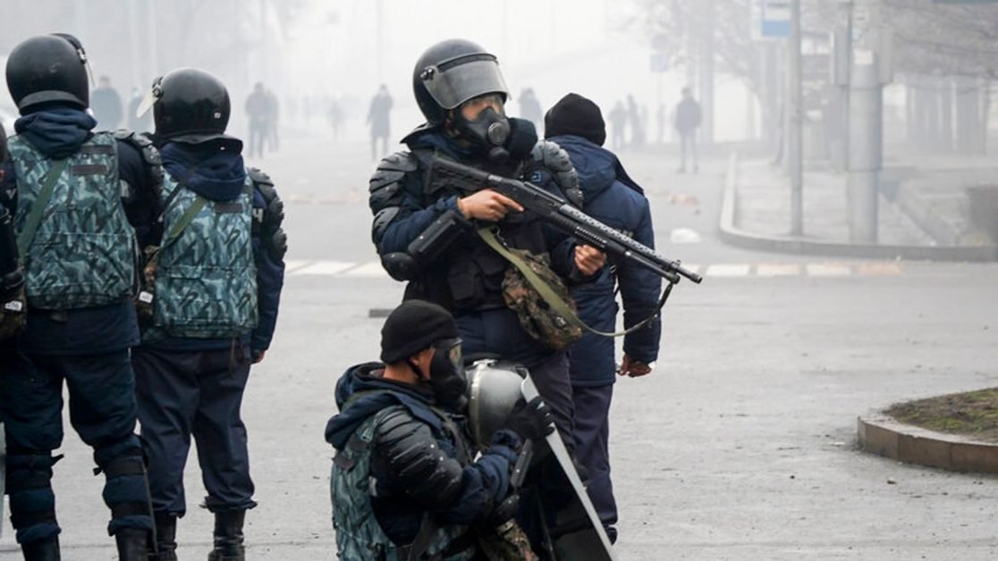 Rusia trimite în Kazahstan „trupe de menținere a păcii”. Lista revedincărilor propusă de revoluționarii umilește Rusia. VIDEO