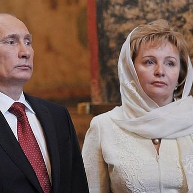 V-aţi întrebat vreodată cum este soţul Vladimir Putin? Fosta lui soţie: „Am plâns o zi întreagă. Dar apoi mi-am dat seama că nu aveam de ales” Dar asta e doar începutul. Femeia a dat tot din casă
