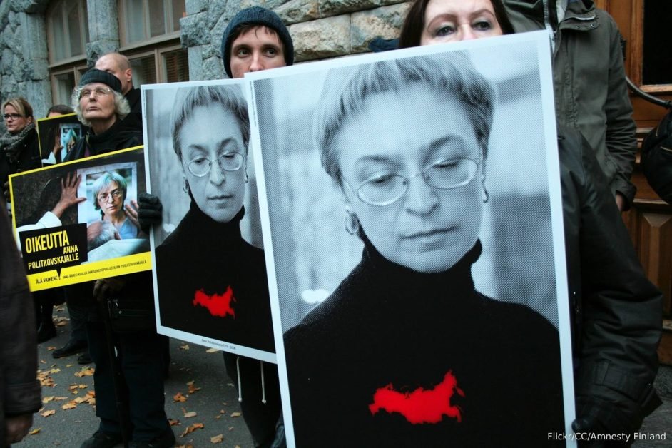 Anna Politkovskaia a văzut limpede viitorul dar a murit asasinată. Cel mai probabil își asumase sfârșitul. S-a protejat cât a putut și a scris mult, după o muncă de documentare extenuantă.