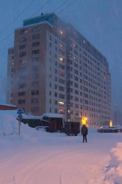 Oraşul unde locuitorii trăiesc într-o singură clădire. Tot în bloc își au sediul o bancă, școala, biserica și poliția.
