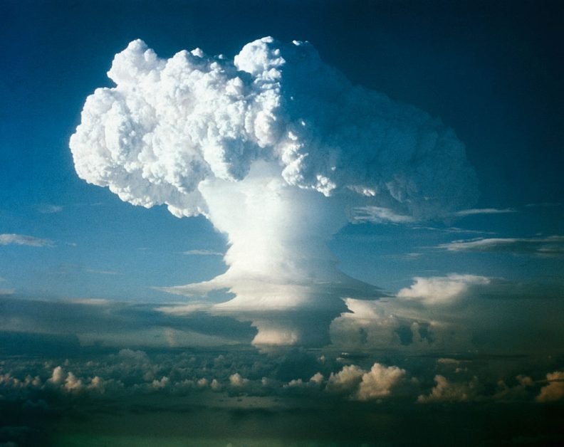 Rusia amenință cu arme nucleare dacă va fi oprită în Ucraina. Franța îi amintește ”dictatorului” Putin că NATO este și o ”alianță nucleară”
