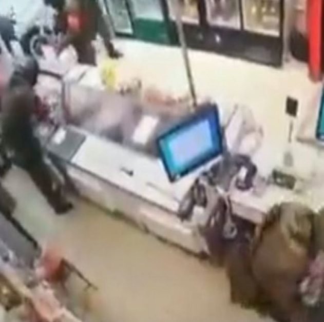 Militari ruși filmați în timp ce fură dintr-un magazin din Ucraina