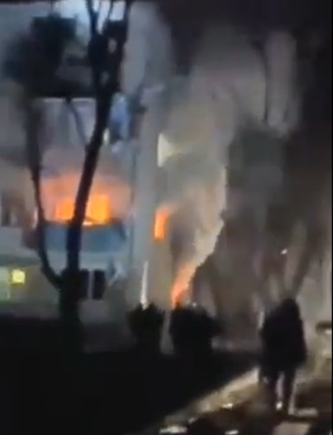 ULTIMĂ ORĂ! Un bloc din centrul orașului Cernihiv din Ucraina a fost lovit de o rachetă. Nu se cunoaște numărul victimelor