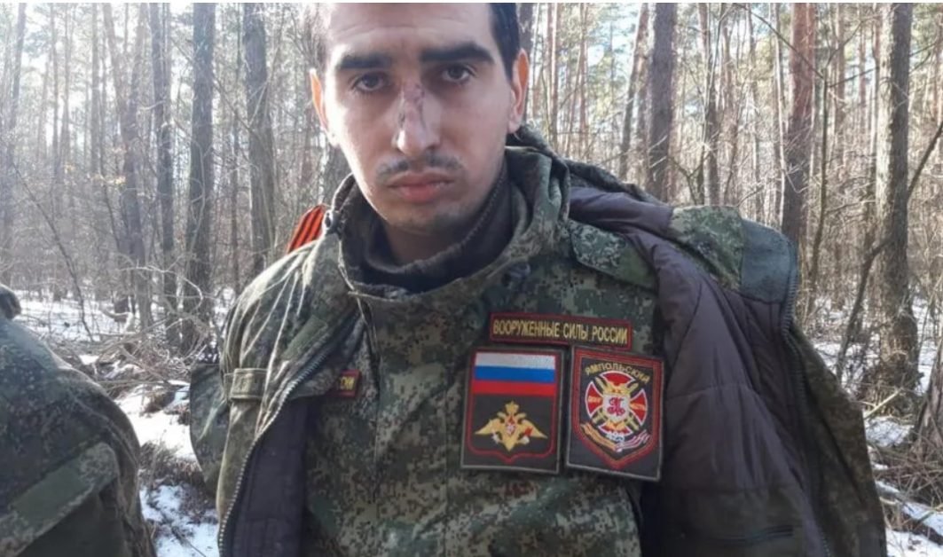 Primele imagini cu soldaţii ruşi luaţi prizonieri de ucraineni. Militarii au fost capturaţi după doborârea unui elicopter