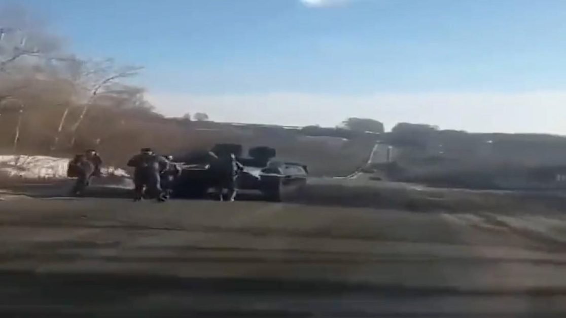 Soldaţi ruşi, luaţi la mişto de un ucrainean, după ce tancul lor a rămas fără combustibil. „Vă tractez înapoi în Rusia?”