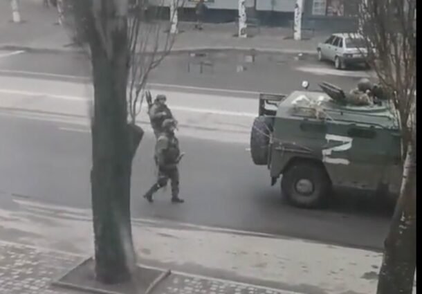 Video – Rusii au inceput jefuiasca magazine in zonele ocupate din Melitopol si Harkov. Ei fura mancare si bautura