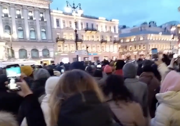 Incep protestele in Rusia impotriva razboiului. Mii de oameni la Sankt Petersburg, regimul Putin a trecut la arestari – Video