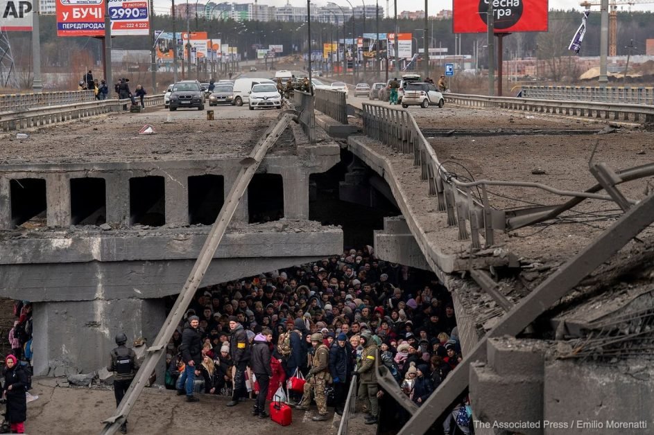 La Irpin, în partea de nord, lângă Kiev, civilii se feresc cum pot de atacurile rușilor – aici, sub ruinele unui pod.