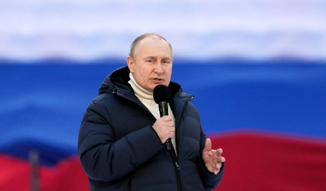 Cât costă geacă de lux purtată de Putin în timpul discursului de ieri. Câți ani ar trebui să lucreze un rus ca să și-o permită
