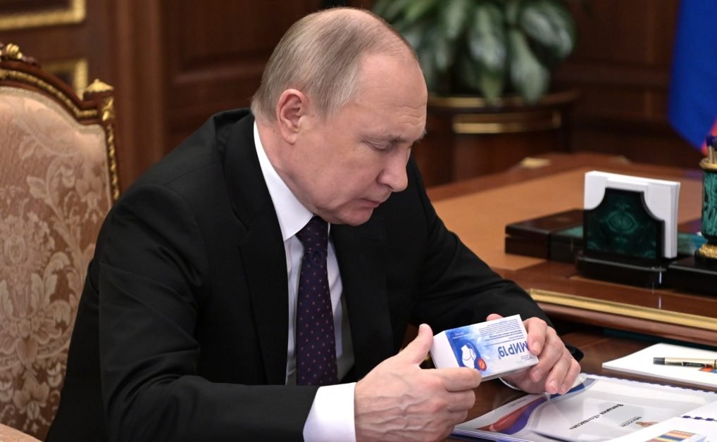 Vladimir Putin: „Dacă Occidentul crede că Rusia va face un pas înapoi, nu înțelege nimic. Operațiunea militară este un succes și merge până la capăt” . Putin compară sancțiunile occidentale cu persecuțiile anti-semite