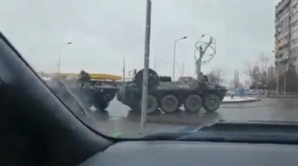 VIDEO. Două TAB-uri s-au ciocnit într-o intersecţie din Galaţi. Stan și Bran din Armata Română în acțiune.