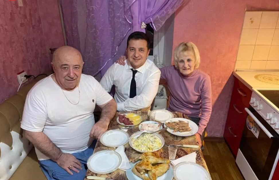 Volodimir Zelenski e singur la părinți, iar despre părinții lui a avut mereu numai cuvinte de laudă. Puțini știu cu ce se ocupă tatăl președintelui ucrainean. Motivul pentru care bărbatul este unul dintre cei mai respectați oameni din Ucraina