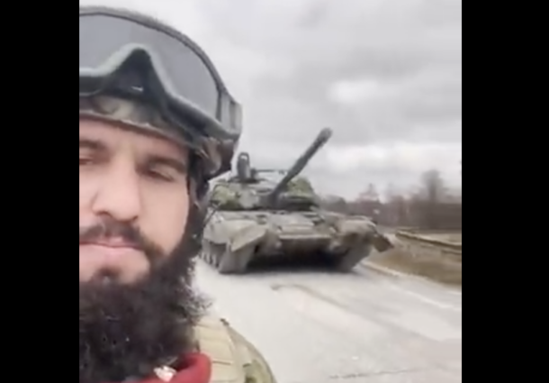 Ceceni in mars spre Kiev. Video, uriasa coloana s-a oprit pentru ca islamistii ceceni sa se roage. Kadirov: „Eliberam orasele, ii distrugem pe nazistii si teroristii ucraineni”