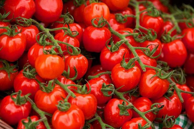 Cum sunt vopsite, in numai cateva ore, rosiile care ajung in supermarket si de ce NU au gust