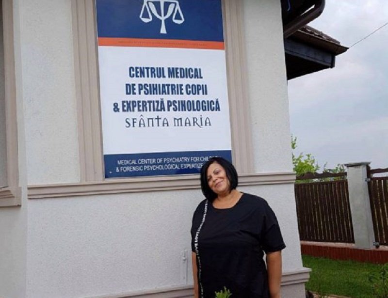 Medicul din România care stă într-o garsonieră, dar a construit un spital cu bani împrumutați