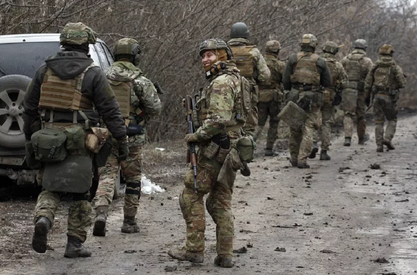 Ucraina recunoaşte că a pierdut oraşele din est, iar luptele grele se desfăşoară pe trei fronturi cu scopul de a împiedica cucerirea regiunilor Doneţk şi Lugansk