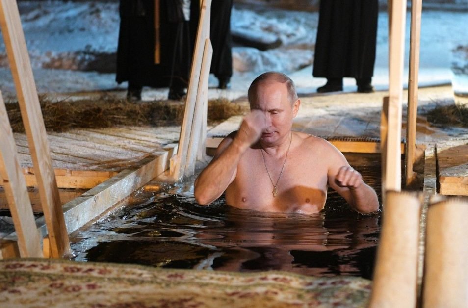 Motivul teribil pentru care Vladimir Putin se scaldă în sânge de coarne de cerb. Acestea sunt tăiate cât timp animalul e în viață