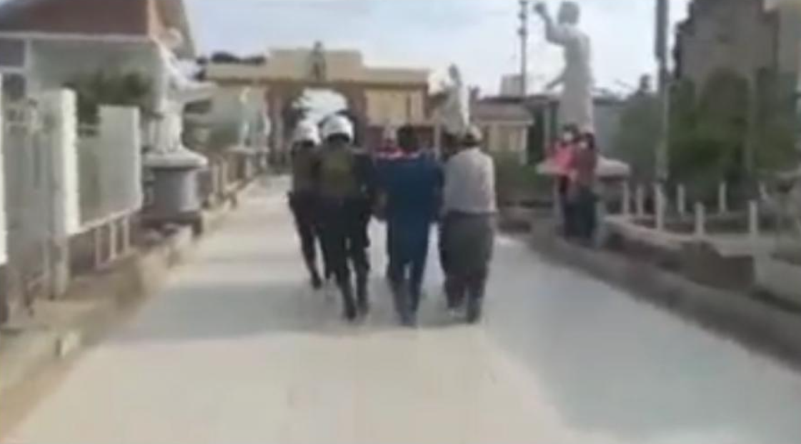 Scene ireale s-au desfăşurat în timpul unei înmormântări. O femeie declarată moartă a început să bată în sicriu, în timpul slujbei. VIDEO