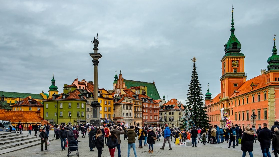 Polonia va majora de două ori salariul minim în 2023