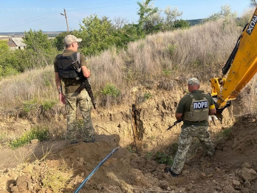VIDEO Conductă ilegală de vodcă, descoperită de polițiștii ucraineni în apropiere de granița cu Moldova. ”Cum ar putea crede Putin că va cuceri vreodată Ucraina?”