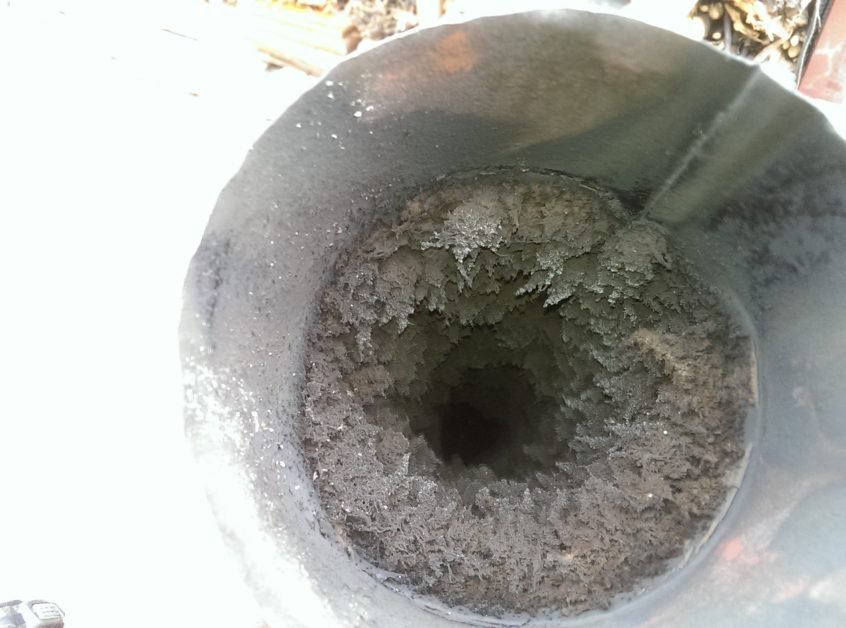 Soba cu lemne, centrala pe peleti sau un cuptor cu coacere, trebuie neaparat sa iei in considerare curatarea cosulului de fum. Uite cum poti face fara sa ai nevoie de un specialist