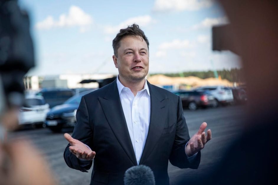 Elon Musk dar și alte celebrități, precum Angelina Jolie, face petrecere de Halloween la Castelul Bran