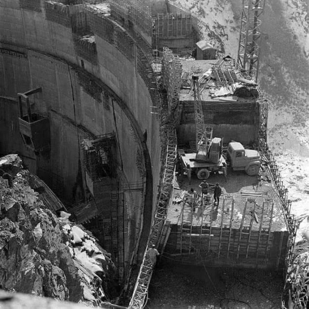 O fotografie istorica din 1964. Constructia barajului Vidraru. A fost o investiție de 1,47 de milioane de lei la nivelul anilor ’60.