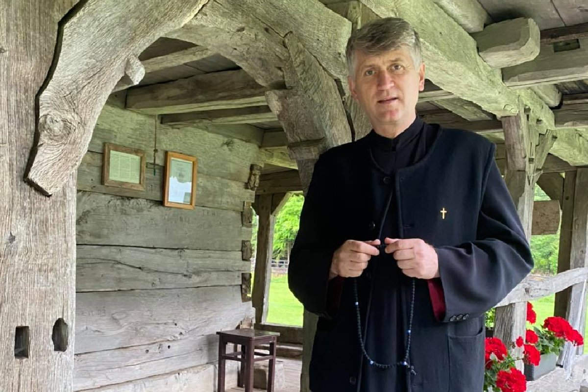 Pomohaci și-a făcut biserică într-un garaj. BOR le cere credincioșilor să nu meargă la slujbele lui