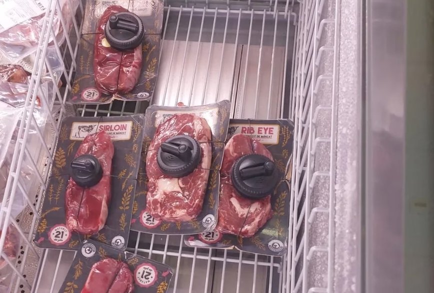Sărăcie mare! Carnea, cașcavalul și salamul cu sisteme antifurt în supermarketuri
