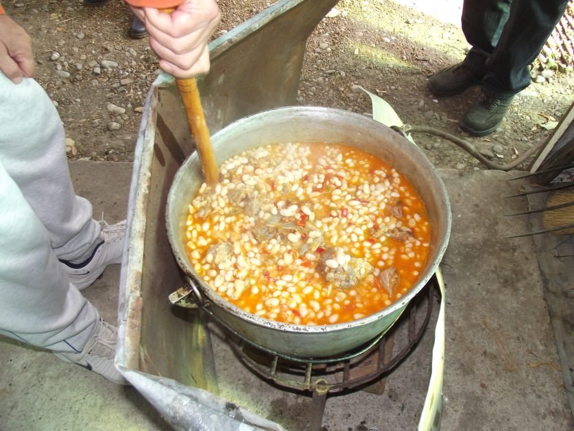 Cum a ajuns „mâncarea săracilor” masă obligatorie de Ziua Națională a României. De ce se mănâncă fasole de 1 Decembrie.