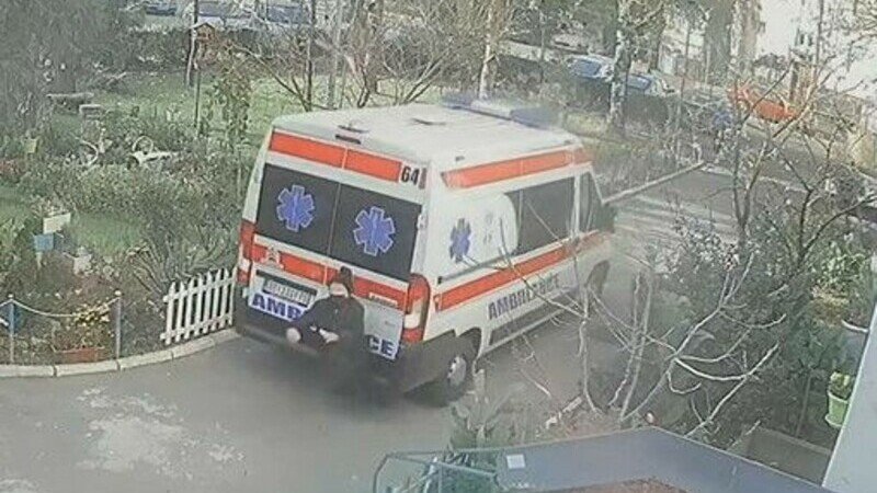 Bătrână lovită din plin de o ambulanță al cărei șofer nu a observat-o când dădea cu spatele. Video