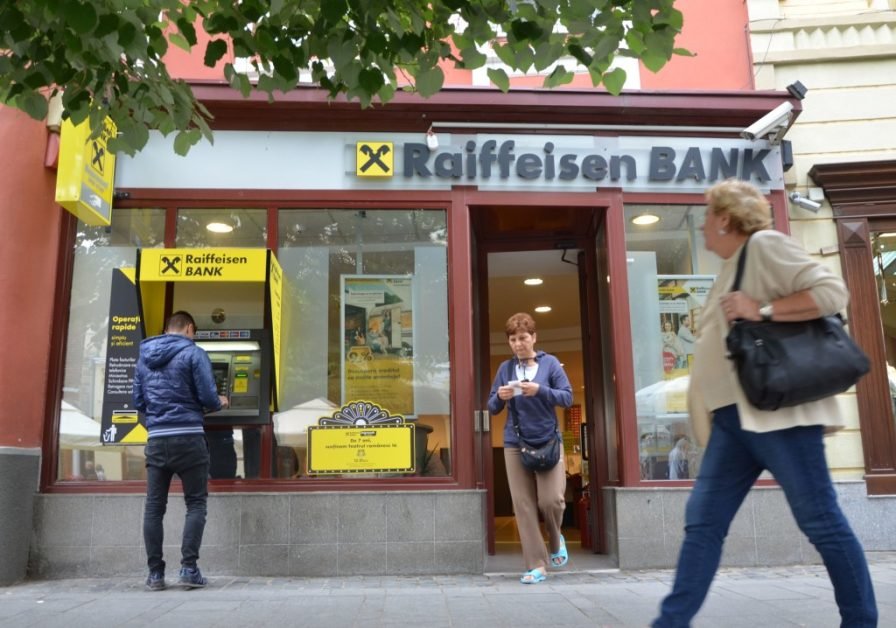Iohannis a facut o mică avere de la banca Raiffeisen. Acest spațiu comercial, închiriat băncii Raiffeisen, a produs rente de aproximativ 640.000 de euro, în ultimii 14 ani.