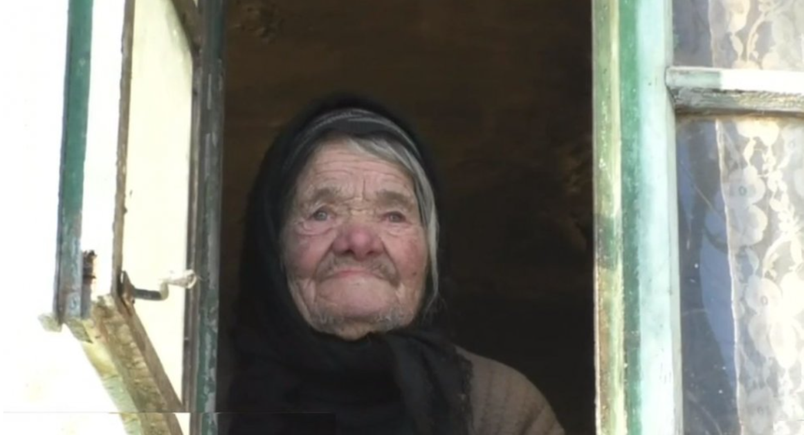 Bunica Margareta, cu lacrimi în ochi, are o dorinţă de Crăciun la 94 de ani: să aibă o sticlă de suc pe masă