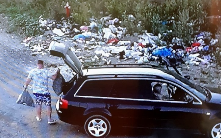 Confiscarea mașinii și amenzi mai mari pentru cei care aruncă deșeuri în pădure, pe câmpuri sau pe lânga lacuri.