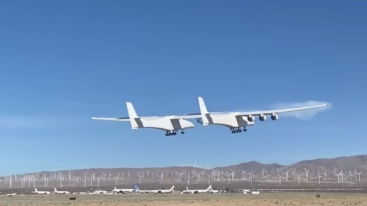 Cel mai mare avion construit vreodată în lume Stratolaunch Roc este mai lat decât un teren de fotbal. El cântărește 230.000 de kilograme în stare goală, dar ar putea decola cu o greutate maximă de peste 500.000 de kilograme.