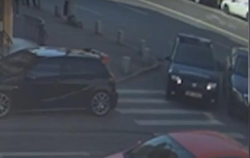 VIDEO ​Un jandarm a zgâriat intenționat mașina pe care un șofer o lăsase în mijlocul drumului pe avarii ca să meargă la bancă